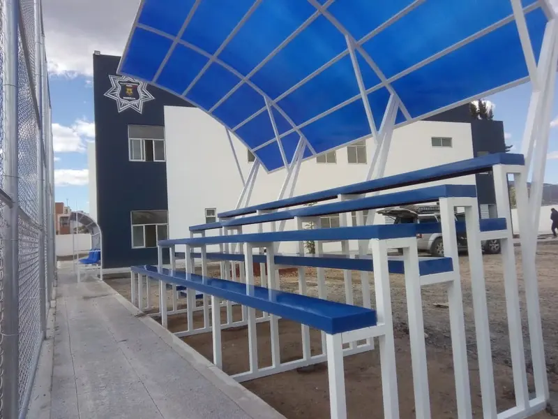 Grada 35 personas con techo curvo de policarbonato - Slide 1